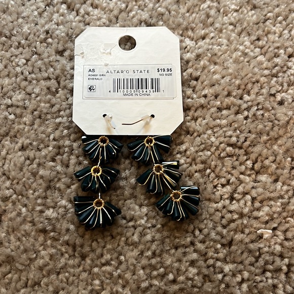 Last Chance!! 🚨Emerald Green Dangle Earrings - Picture 2 of 4